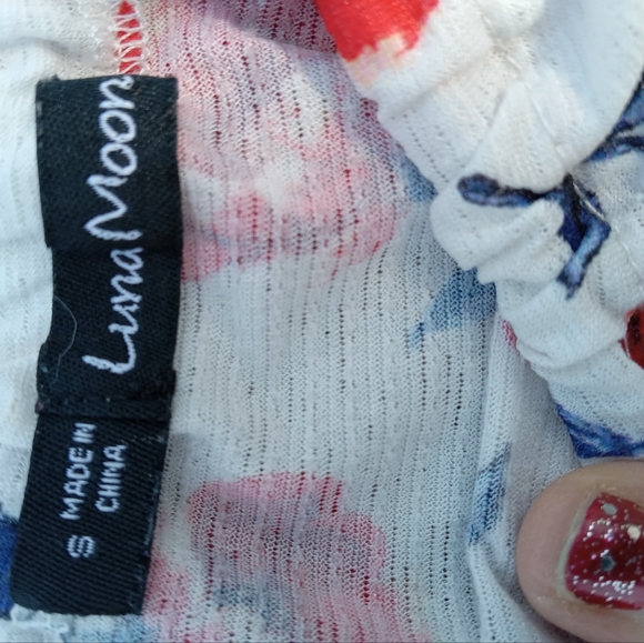 Beautiful off or on shoulder crop top small junior's - Picture 8 of 8